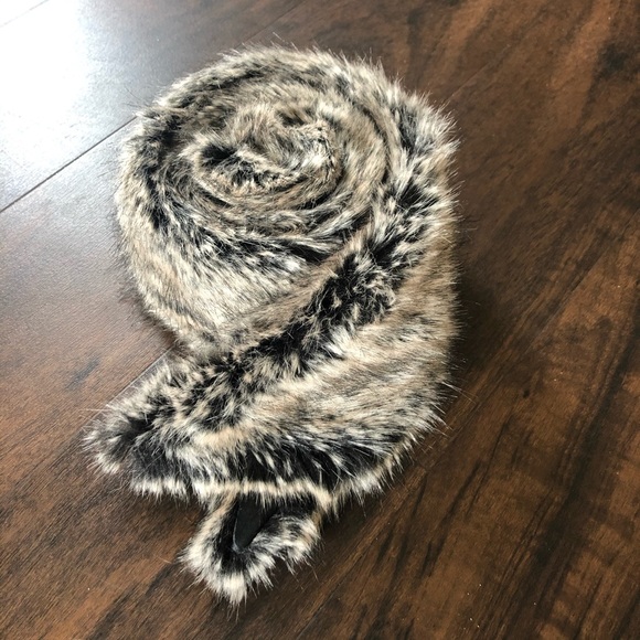Banana Republic | Faux fur scarf - Picture 3 of 4